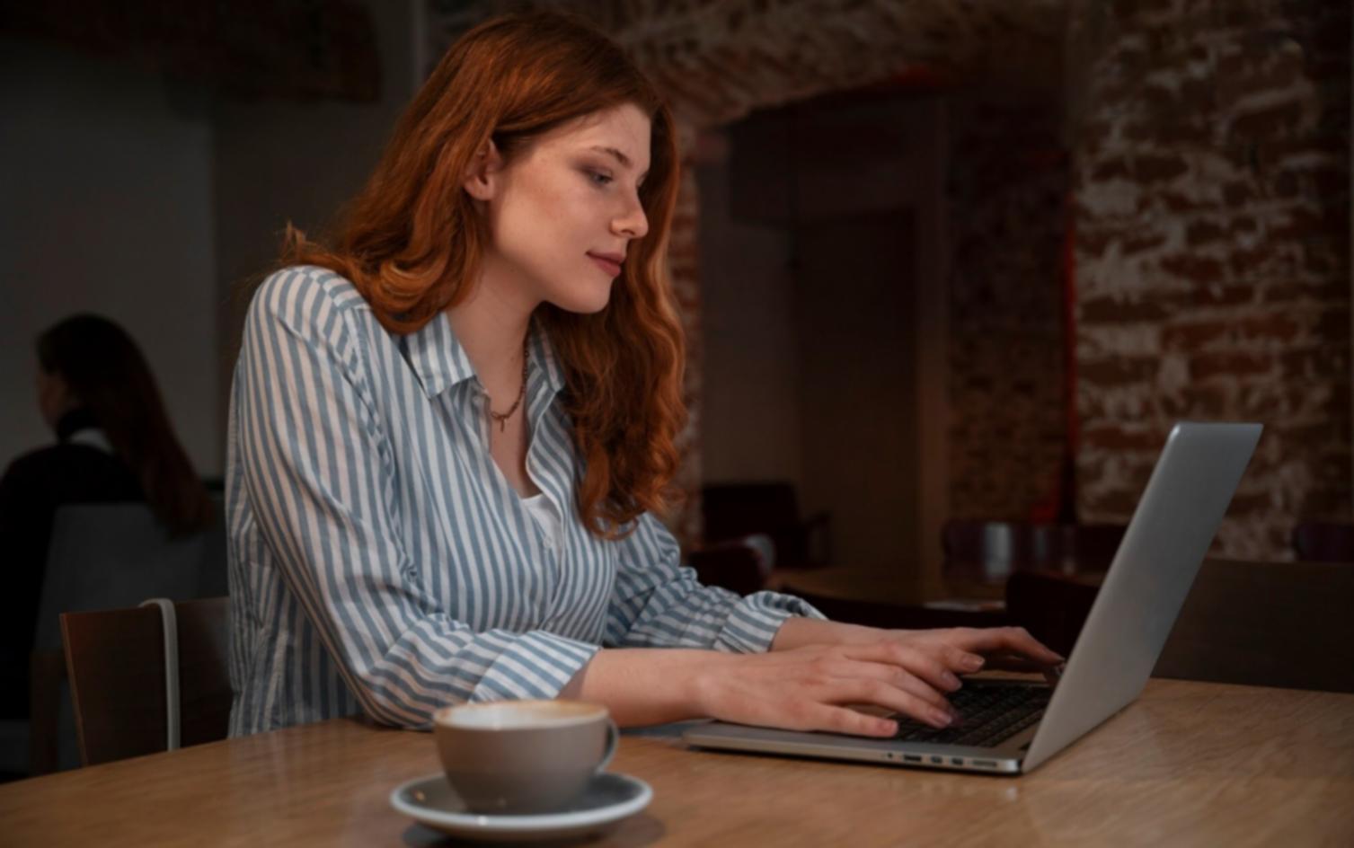 Profesional analizando datos de mercado en oficina moderna