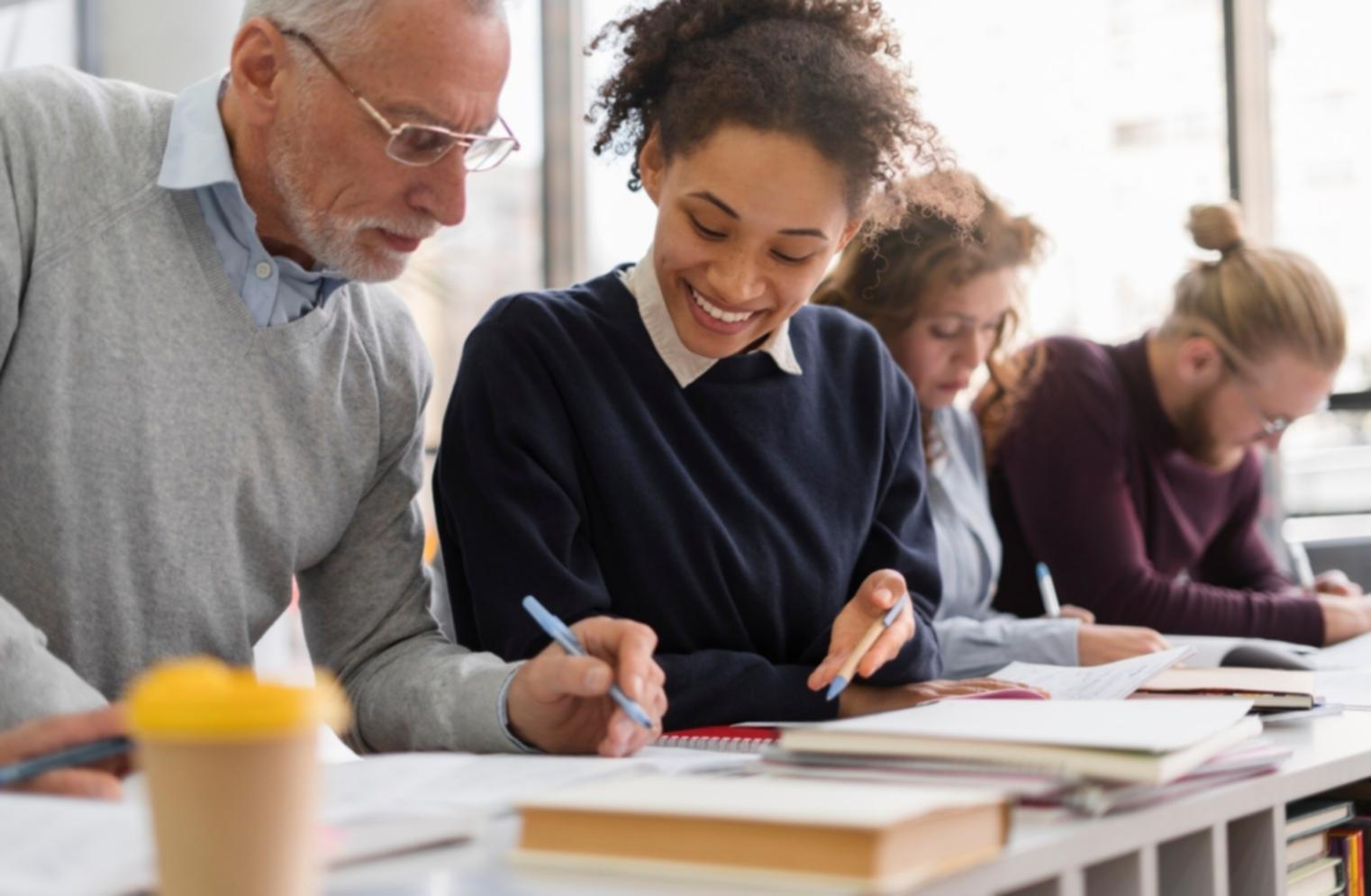 Persona reflexionando sobre estrategias empresariales