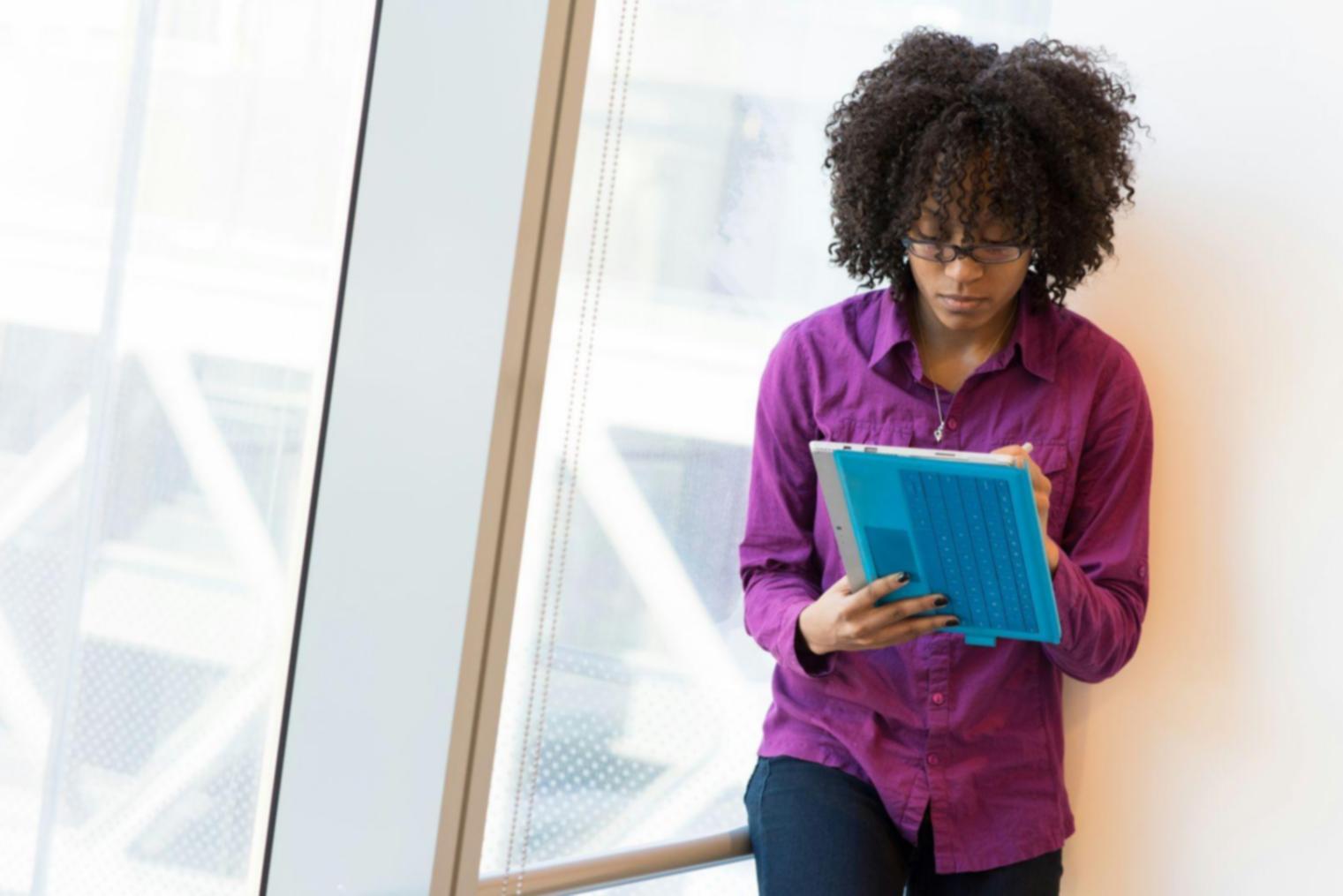 Grupo de emprendedores colaborando en sesión de trabajo