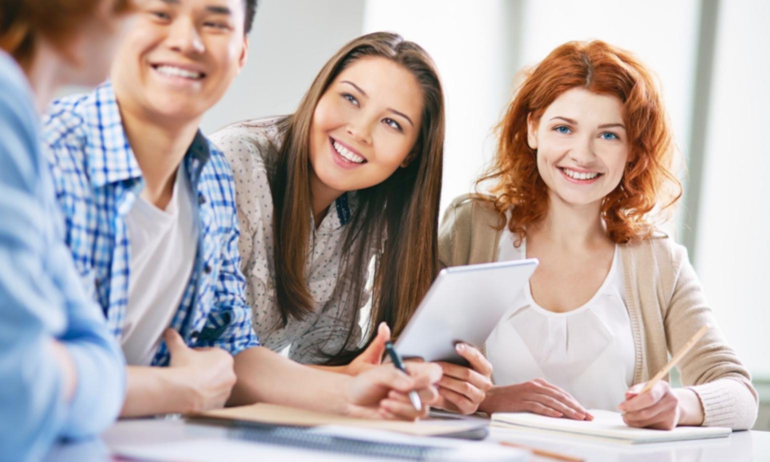 Sesión de planificación estratégica con equipo diverso trabajando en ideas de negocio